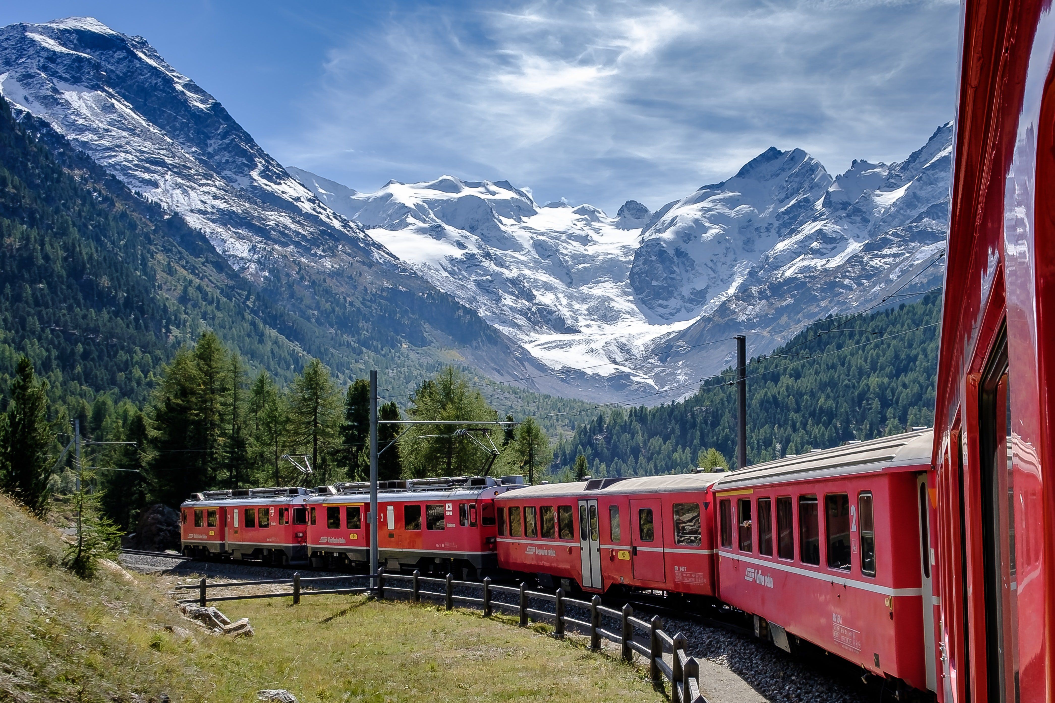 A svájci Bernina vasútvonal festői tájakon halad át