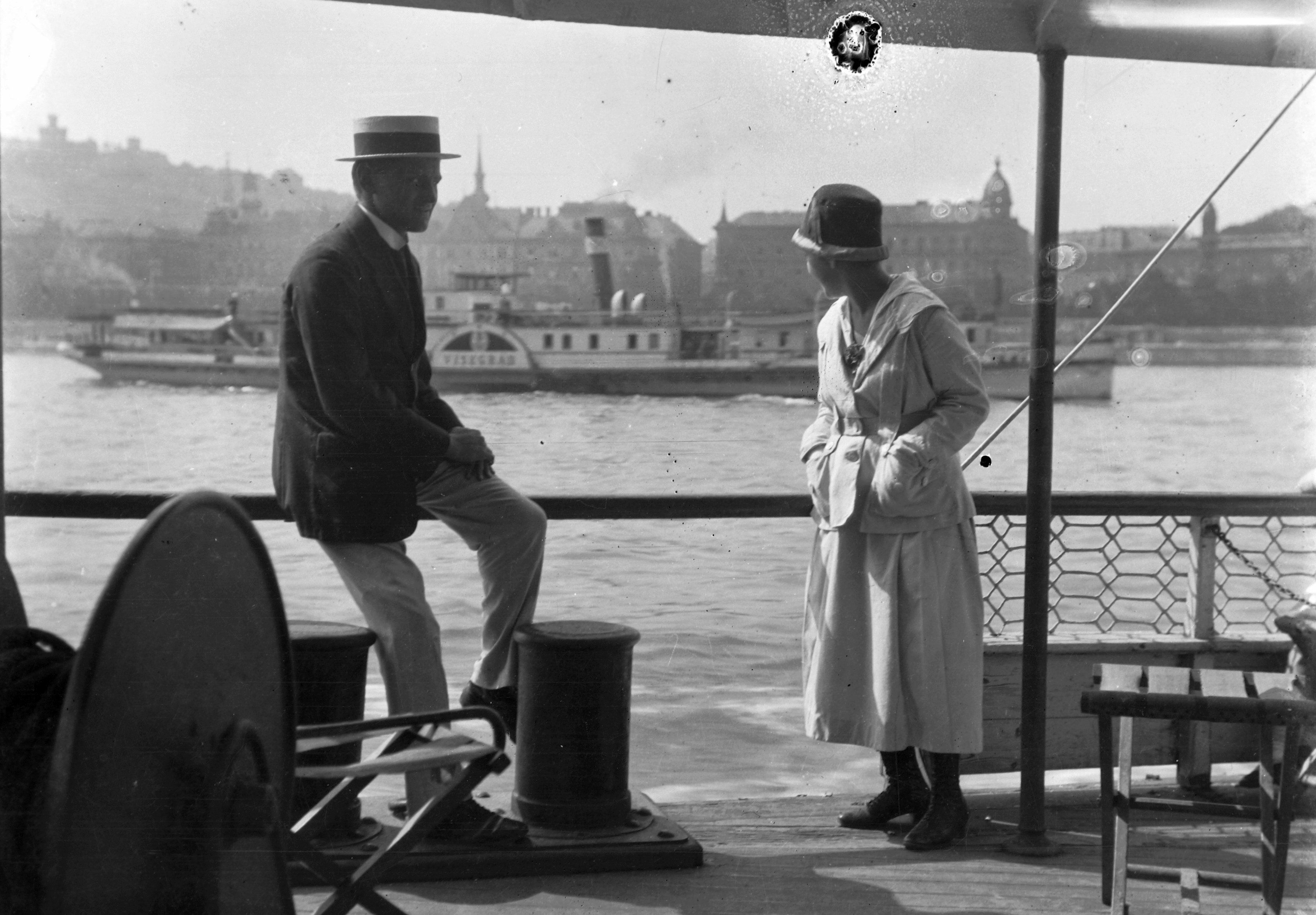Férfi és nő áll egy hajón a Dunán