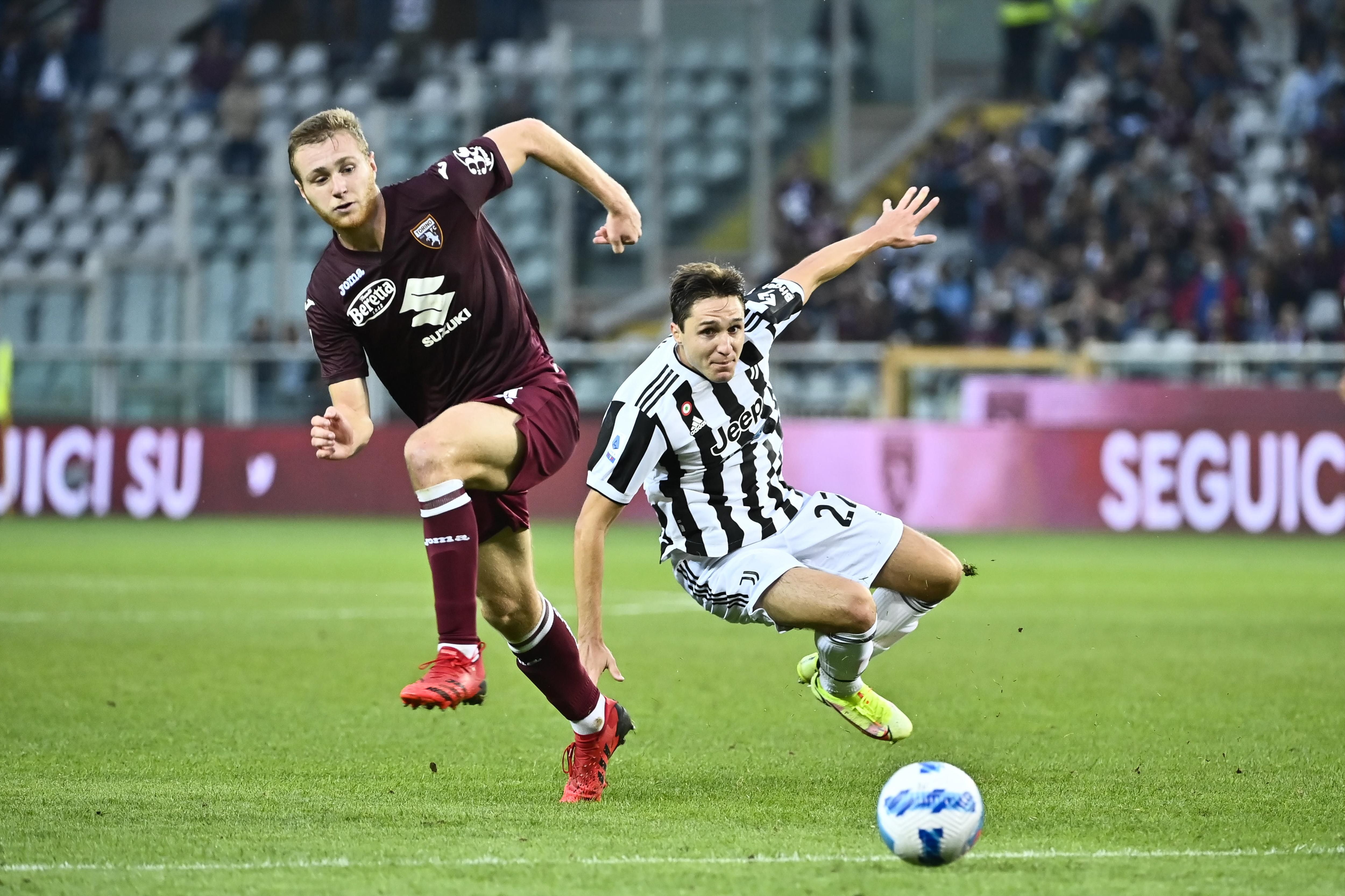 David Zima (Torino) és Federico Chiesa (Juventus)