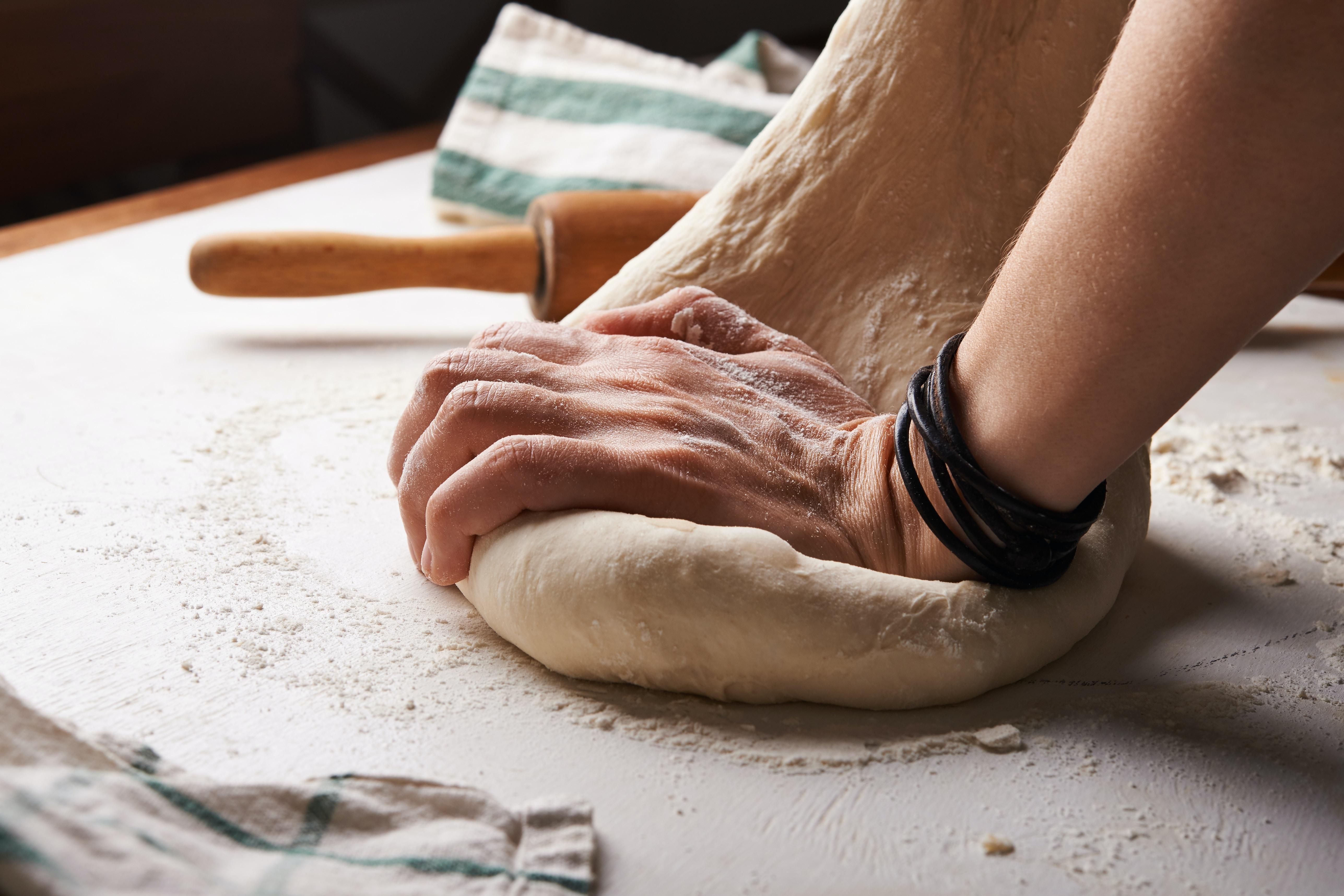 Egy nő házilag készített, olasz pizzatésztát készít