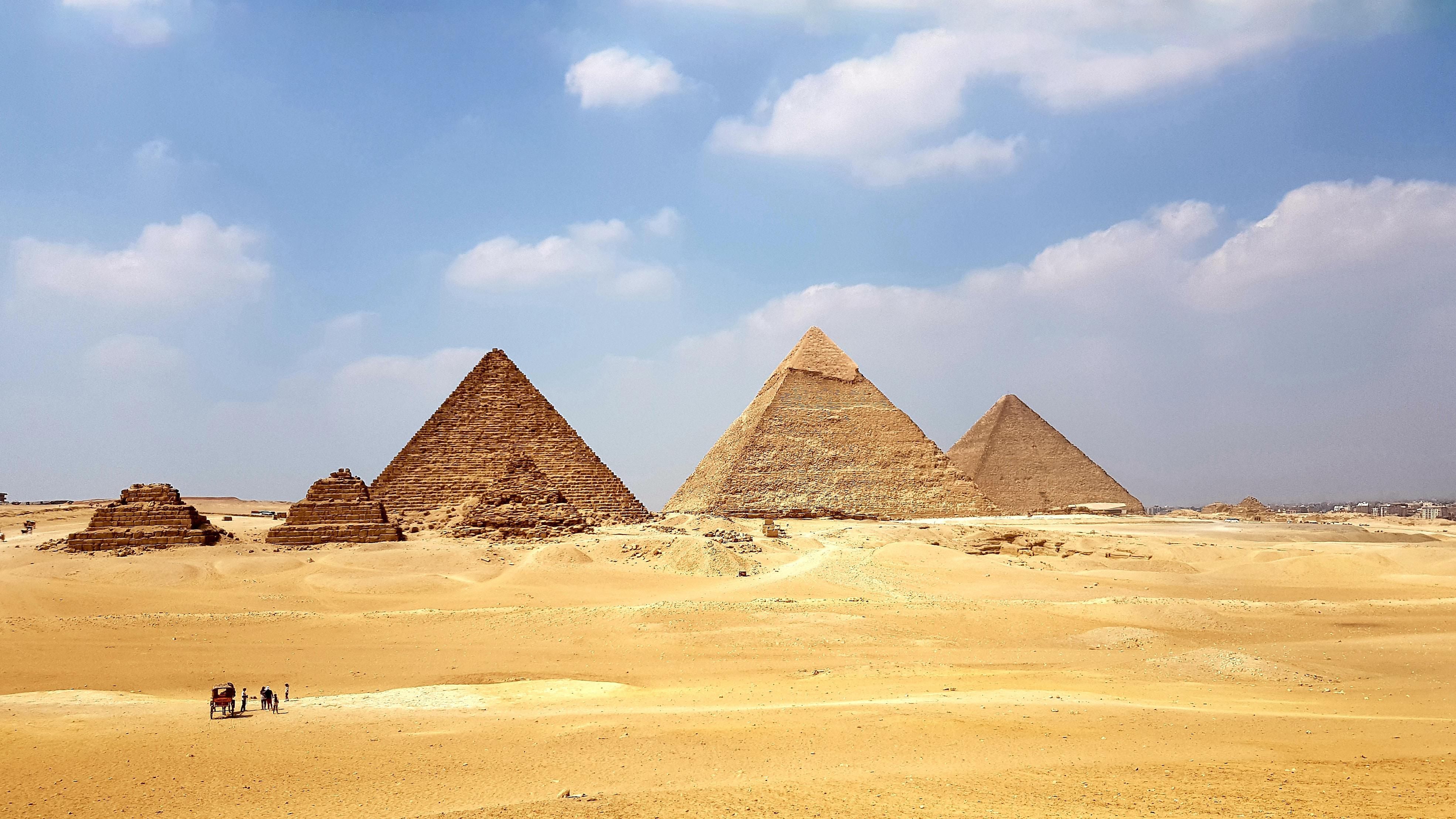 Piramisok a sivatagban.