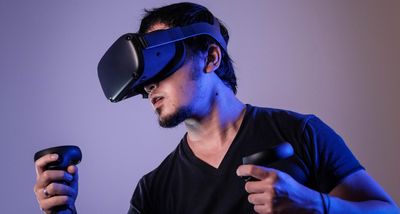 Egy ember egy VR-headsettel játszik.