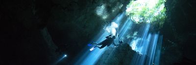 búvár egy víz alatti barlangban