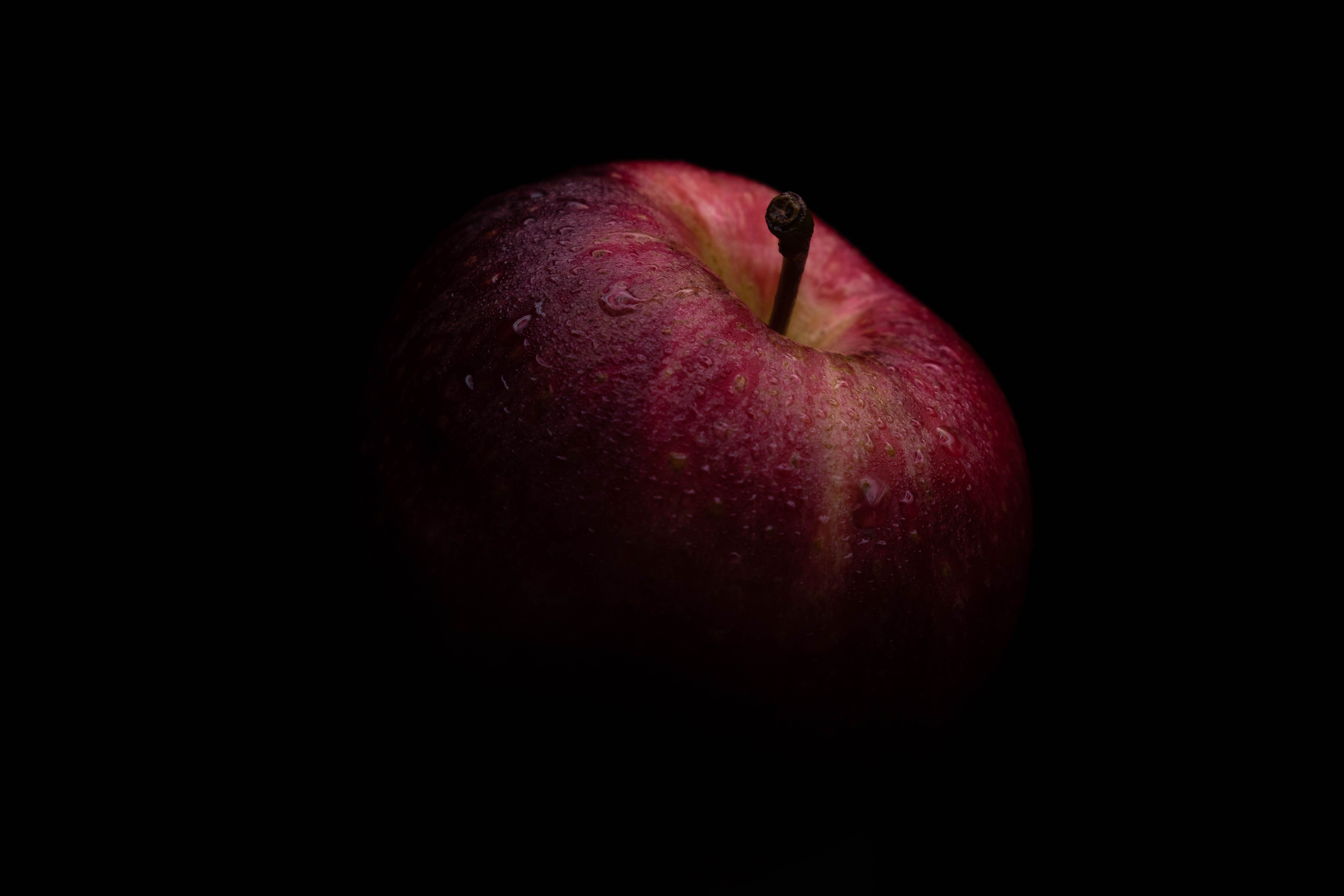 alma fekete háttérrel 