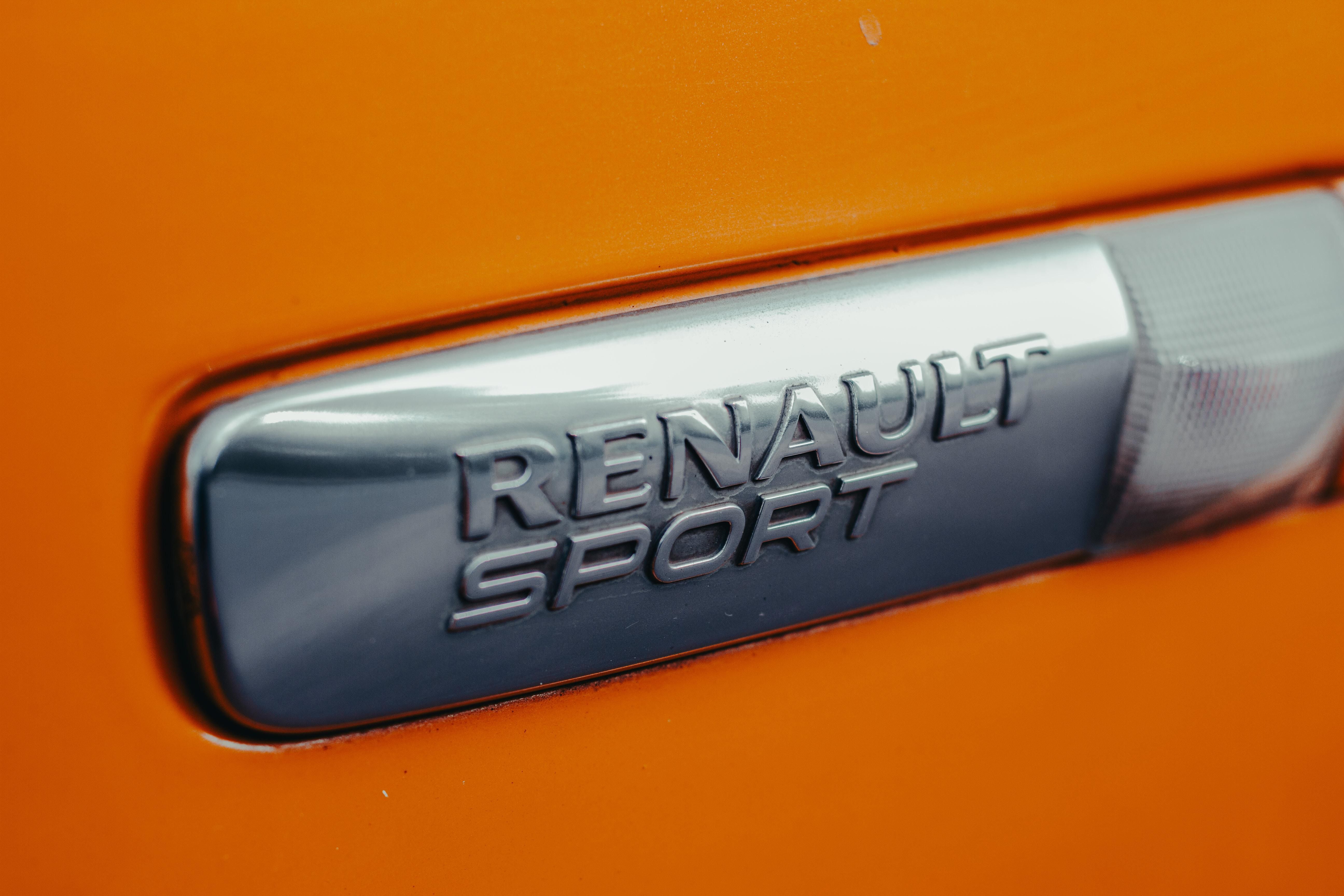 Egy Renault logo.