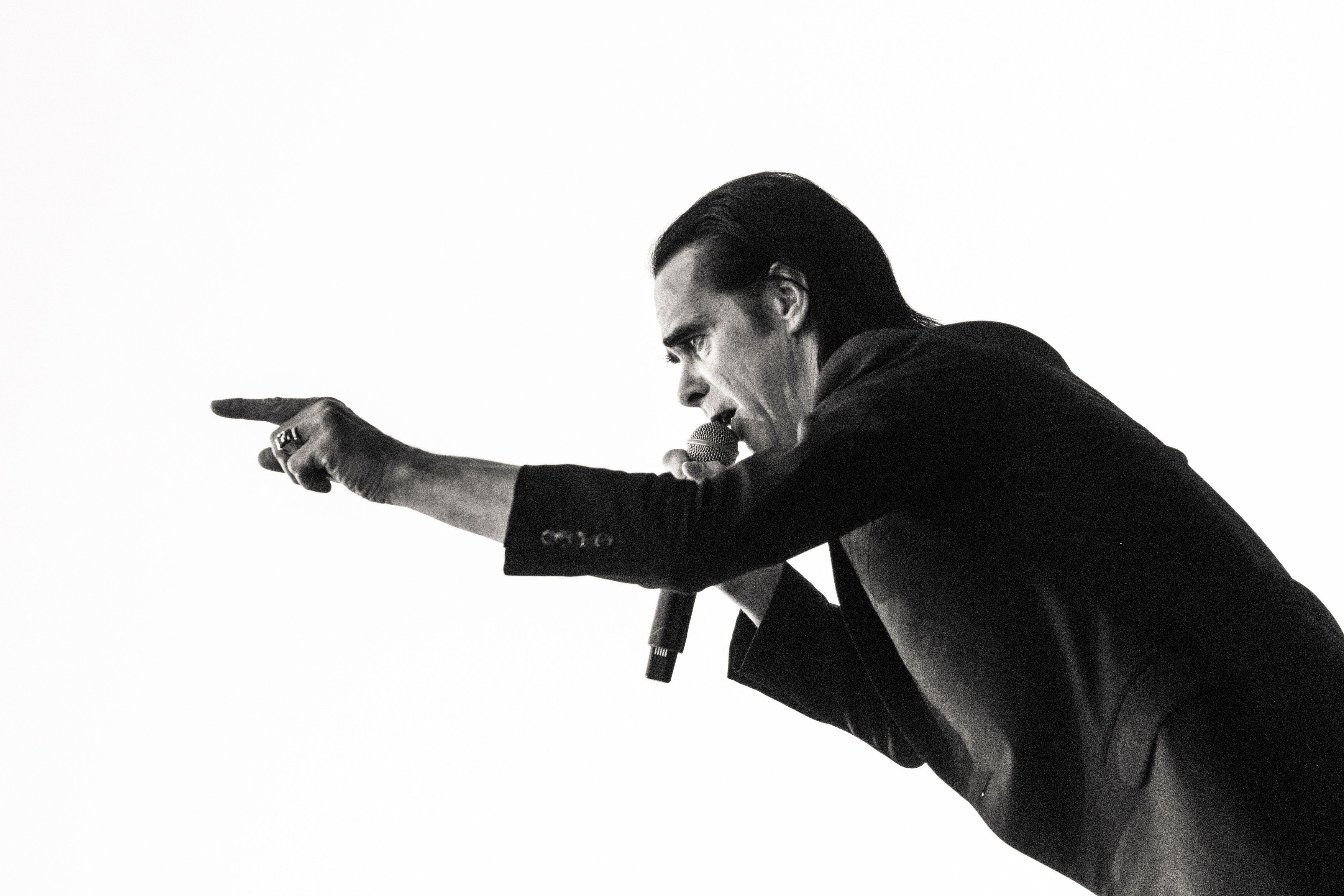 Nick Cave énekel