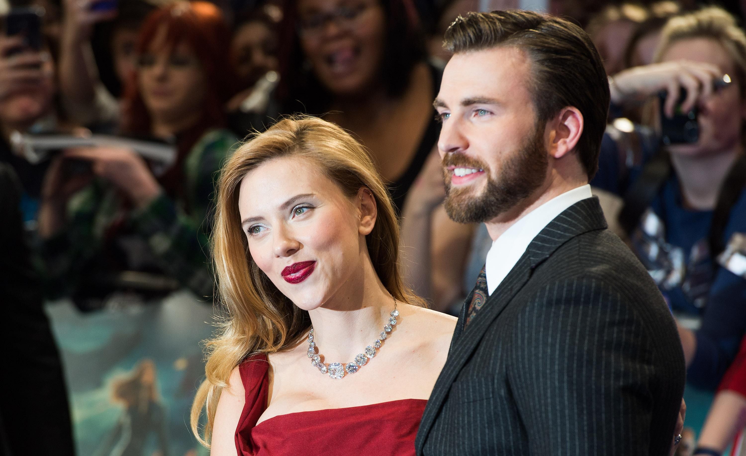 Scarlett Johansson és Chris Evans
