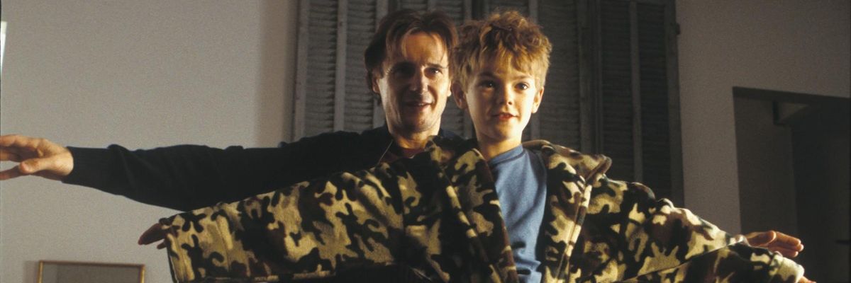 Liam Neeson és Thomas Brodie-Sangster az Igazából szerelemben (2003)