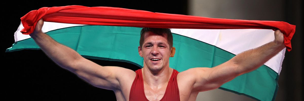 Lőrincz Tamás a magyar zászlót lengeti miután megnyerte a a 77 kilogrammos mezőnyben birkózásban aranyérmet szerzett a tokiói olimpián
