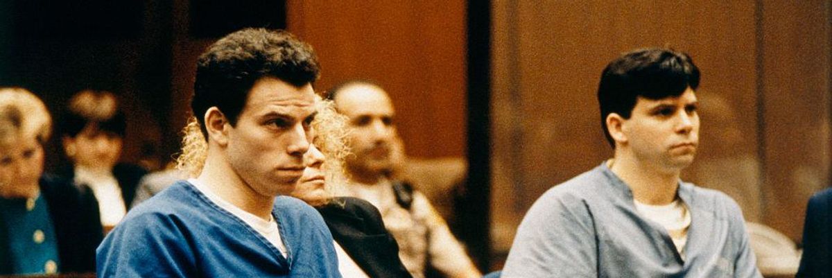 Lyle és Erik Menendez 1994-ben bírósági tárgyalásuk alatt