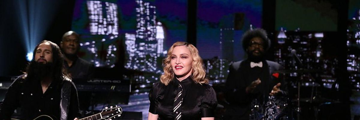 Madonna az SNL című műsorban, 2016-ban.