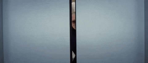 meryl streep leveszi a napszemüvegét miközben kiszáll egy liftból az ördög pradát visel című filmben