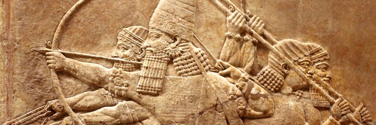 mezopotámiai harcosok nyilakkal és lándzsákkal