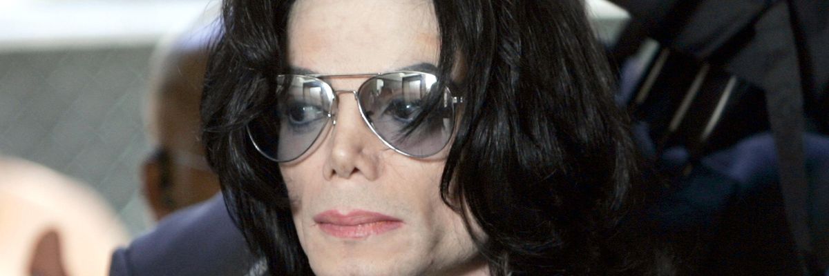 michael jackson napszemüvegben hosszú fekete hajjal