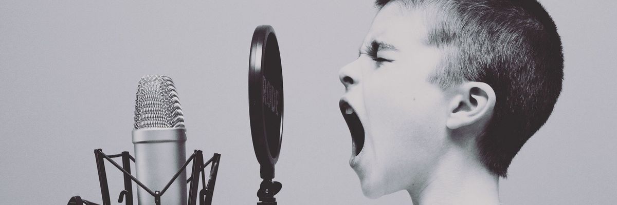 mikrofon kisfiú fiú éneklés ordítás