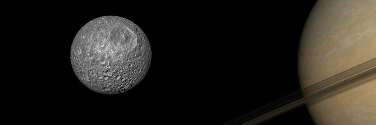 Mimas, háttérben a Szaturnusszal