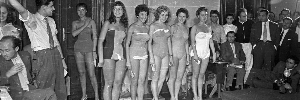modellek állnak sorban 1956-ban fekete fehér