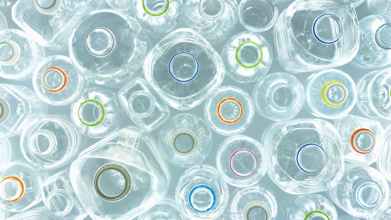 műanyag palackok színes kupak résszel