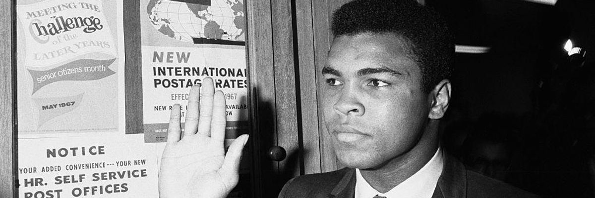 Muhammad Ali a katonai besorozsa előtt.