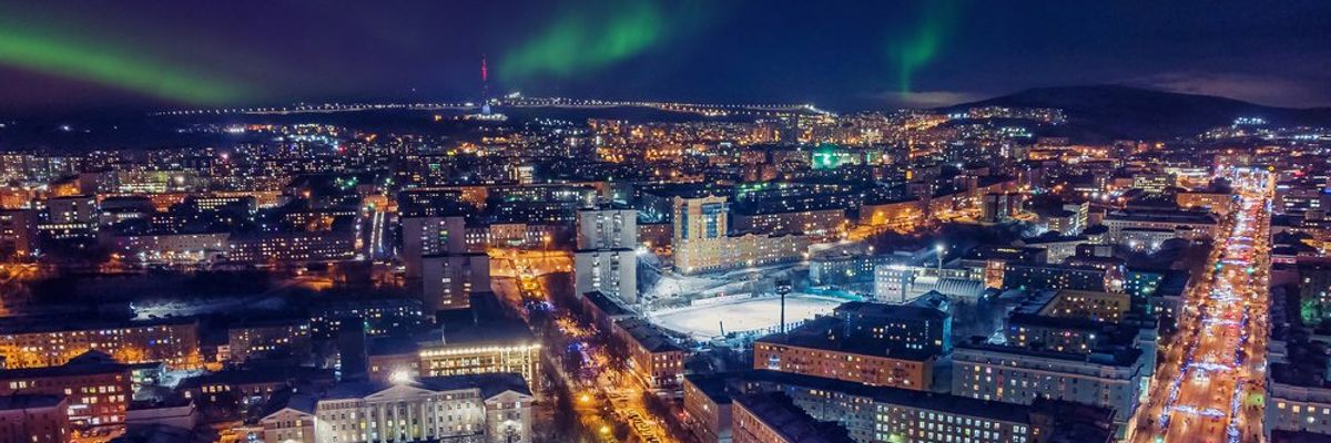 Murmanszk, Oroszország, északi fénnyel az égen