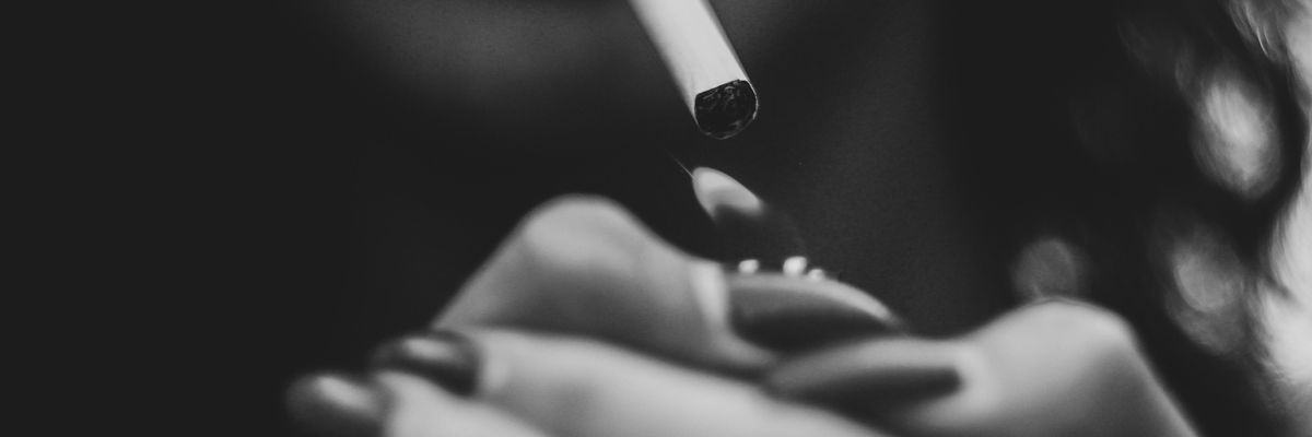 nő dohányzik fekete fehér kép