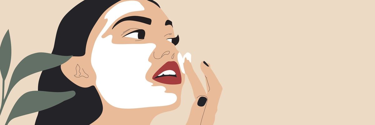 nő kozmetikai terméket ken az arcára