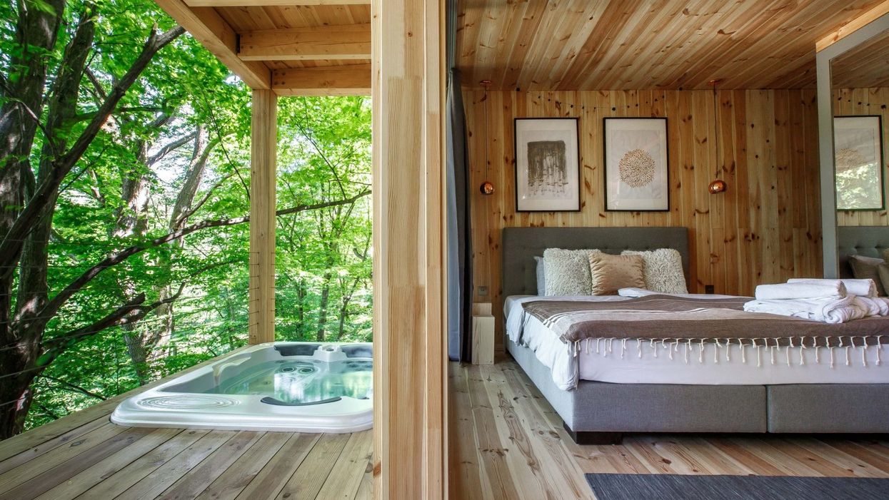 noszvaji lombház tree houses jakuzzi erkély franciaágy szürke szőnyeg