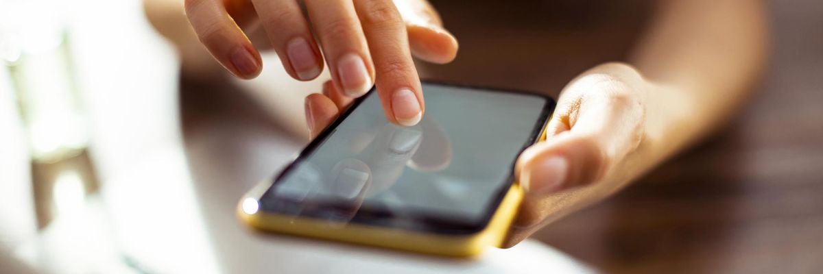 okostelefon mobiltelefon érintőképernyős lány kéz manikűrözött festett körmök alkalmazás asztal