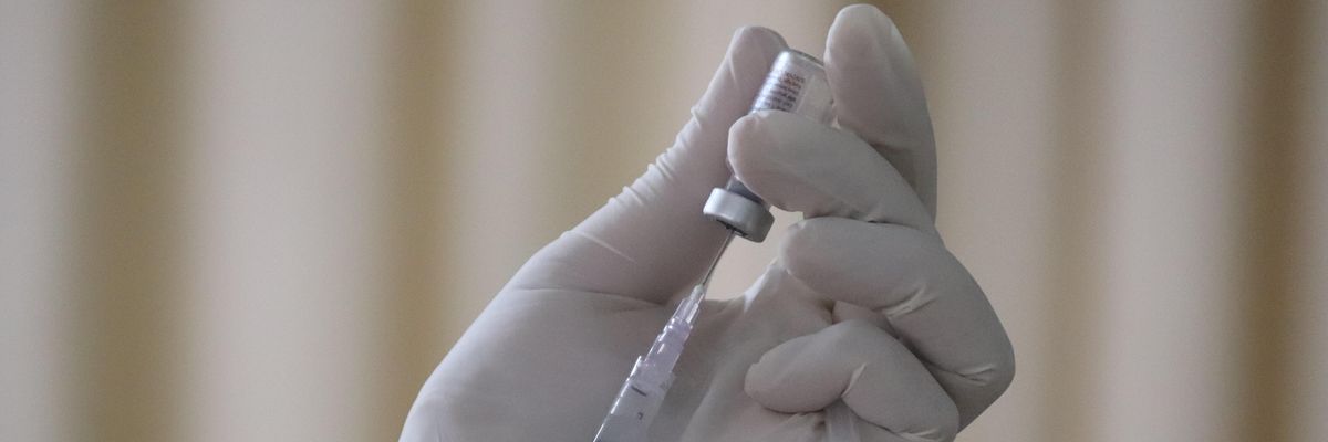 oltás vakcina a kézben