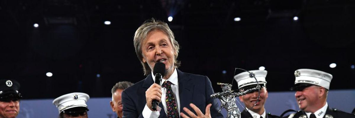 Paul McCartney egy díjátadó-gálán.
