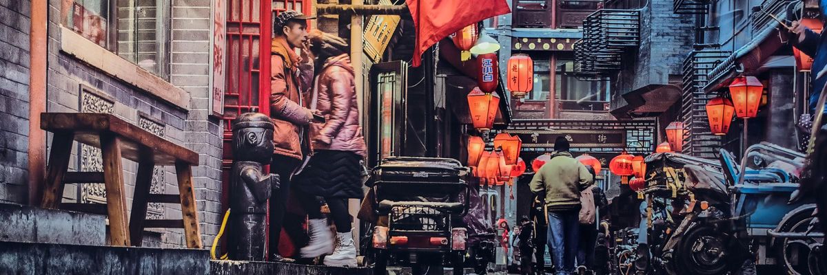 peking egyik utcája emberekkel