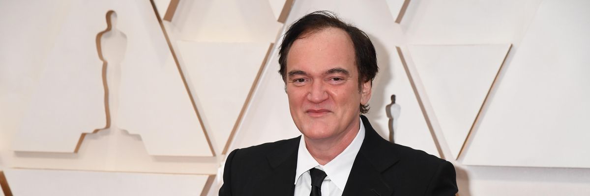 Quentin Tarantino mosolyog