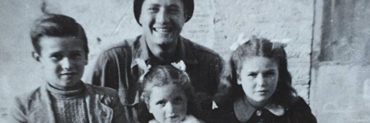 régi fekete-fehér háborús fotó három gyerek testvérrel mögöttük egy katonával