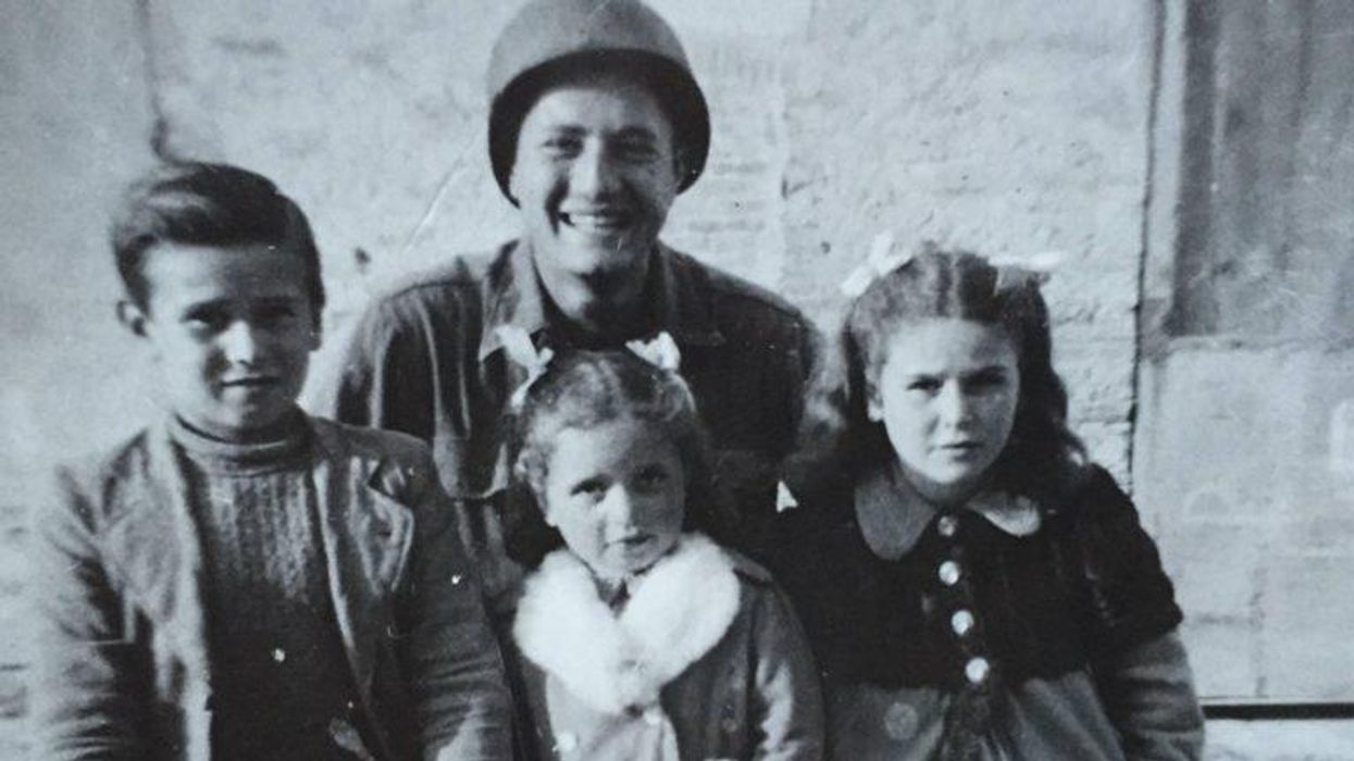 régi fekete-fehér háborús fotó három gyerek testvérrel mögöttük egy katonával