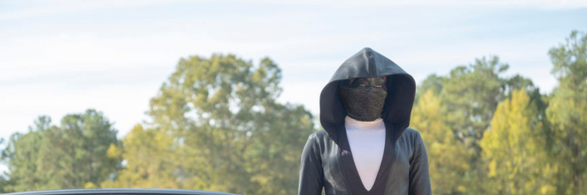 Regina King a Wacthmen című HBO-sorozatban áll egy autó mellett maszkkal az arcán