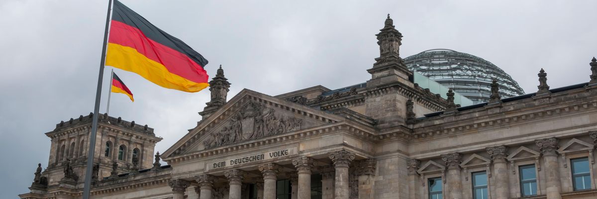 Reichstag épülete Berlinben német zászlóval