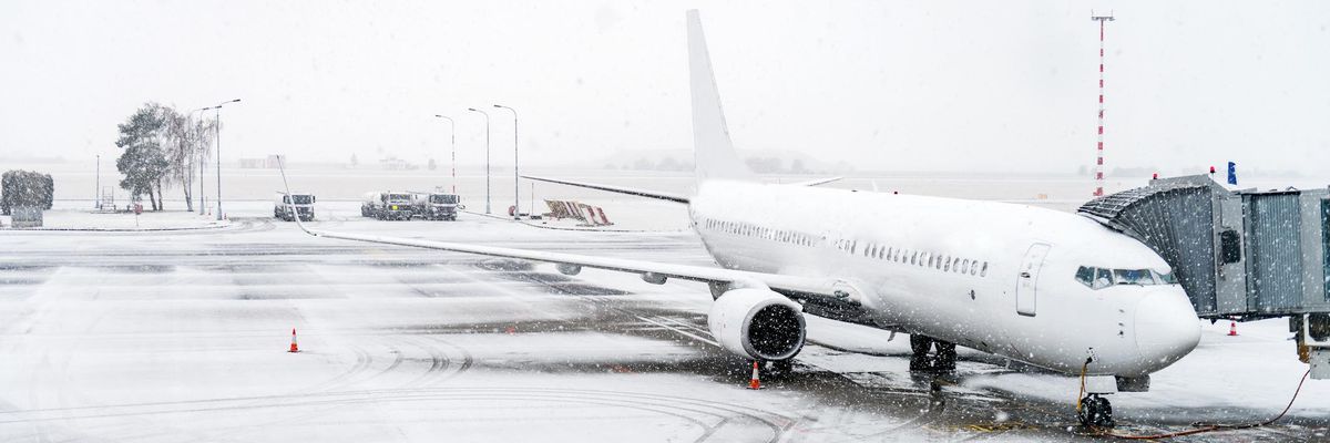 repülőgép repülőtér hó havazás kifutópálya fehér