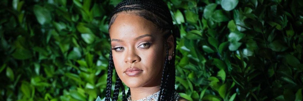 Rihanna oldalra néz.