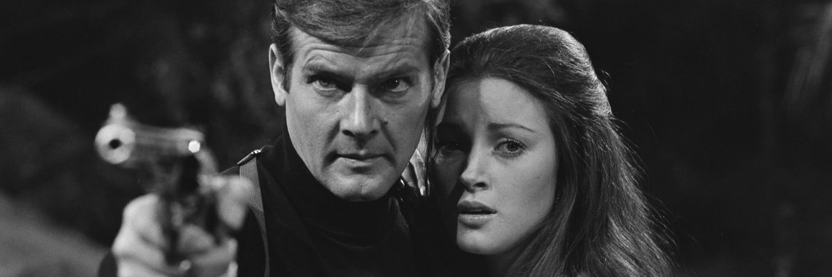 Roger Moore és Jane Seymour az Élni és halni hagyniban 