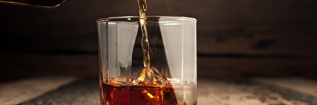 rum üveg pohár folyadék önt tölt fa deszka asztal