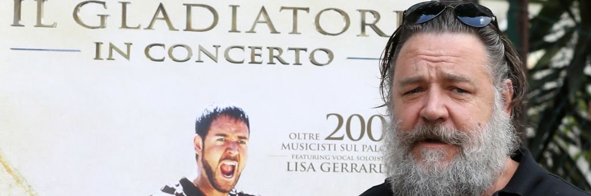 Russell Crowe egy Gladiátoros filmplakát előtt