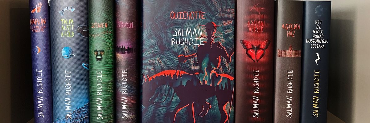 Salman Rushdie Helikon kiadónál megjelent könyvei egy polcon