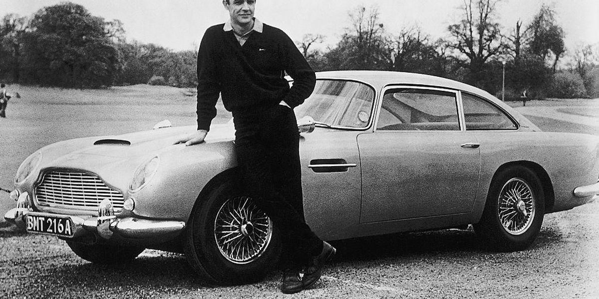 Sean Connery az Aston Martin DB5 mellett.