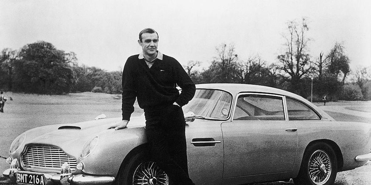 Sean Connery egy Aston Martinnal fotózkodik az 1964-es Goldfinger című film forgatásán