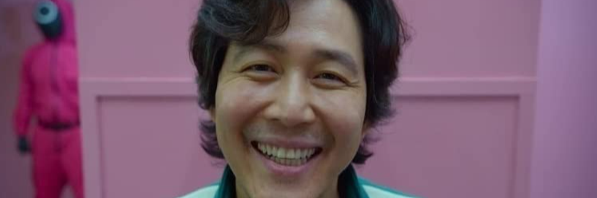seong gi-hun mosolyog a Squid Game című filmben.