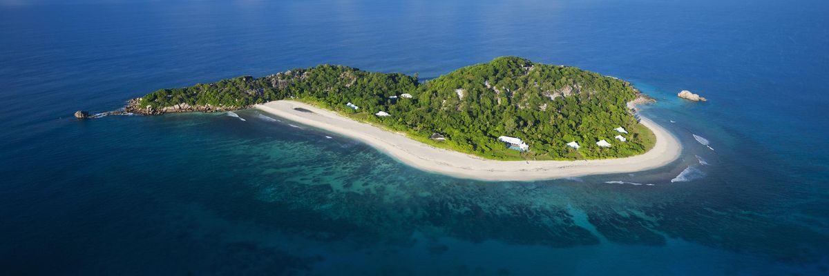 seychelle-szigetek Cousine sziget türkizkék tenger víz indiai-óceán fehér homokos tengerpart gyönyörű világ korallzátony turizmus égbolt felhők