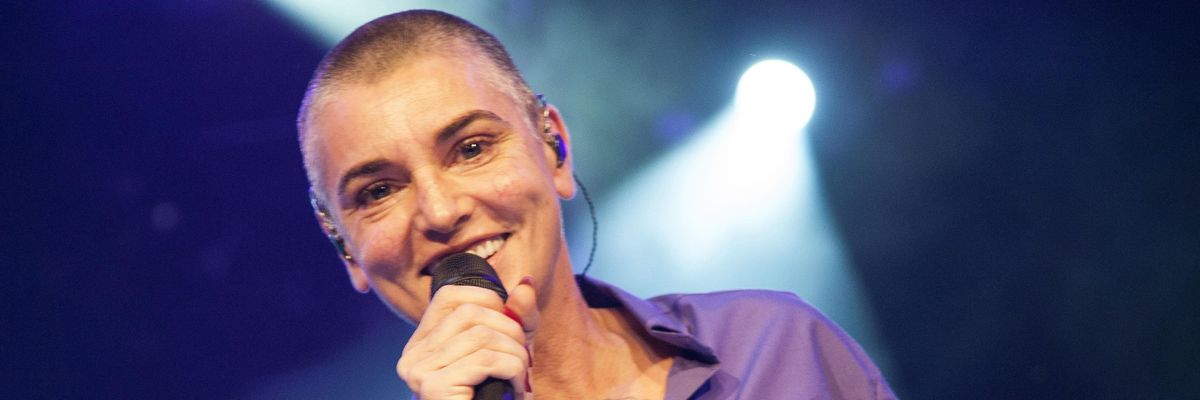 Sinéad O'Connor énekel