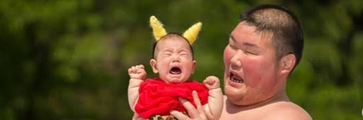 síró csecsemő a japán Naki Sumo fesztiválon
