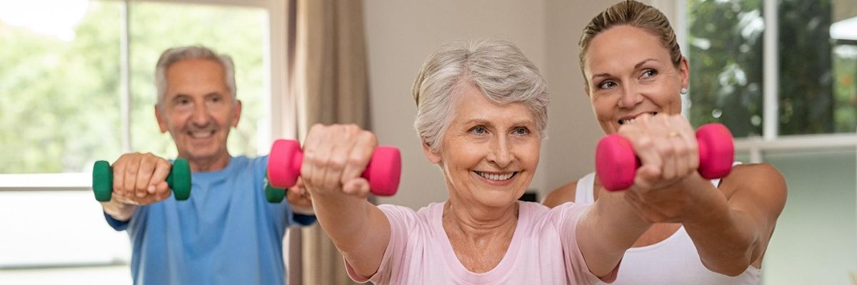 súlyzós edzés idősebb emberekkel
