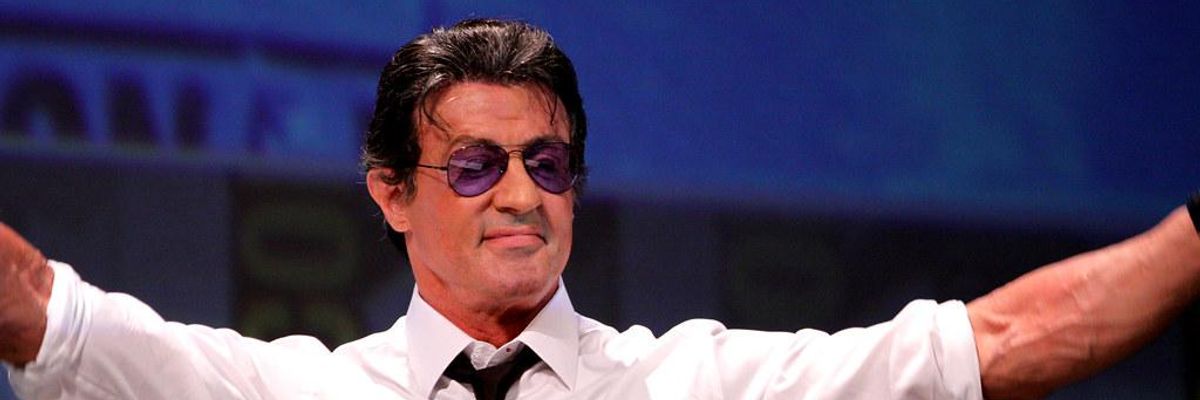 Sylvester Stallone szemüvegben fehér ingben